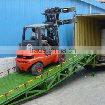 hydraulic two wheels mobile yard ramp for unloading goods