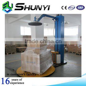 Wrapping machine type motorized top platen pallet wrapping machine