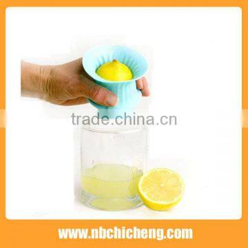 Easy Handle Silicon Kitchen Tools Lemon Juicer Silicone Fruit Juicer photo-4