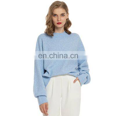 Женская свитерка из плотной теплой смеси шерсти иCashmere, свободного кроя, классического дизайна с вытянутым воротником и эластичными манжетами на рукавах photo-5