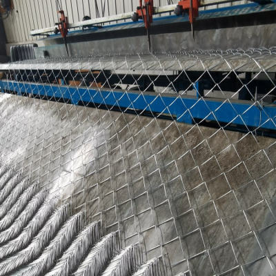 Cerca de malha de arame revestida em PVC para campos esportivos e playgrounds photo-3