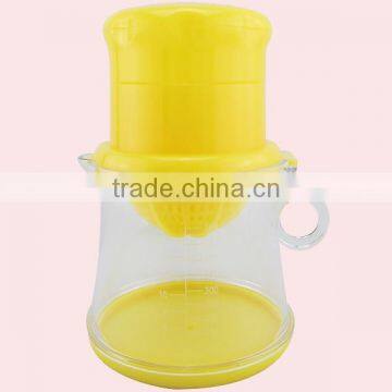 400ML New Design Multifunctional Plastic Manual FruitJuicer With Measuring Cup photo-2