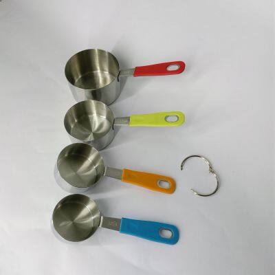 This is a measuring spoon set with plastic handles and connected by a metal ring for convenience. With an egg separator included, the set is handy for any mum or aspiring cook. This measuring spoon set is a must for any kitchen