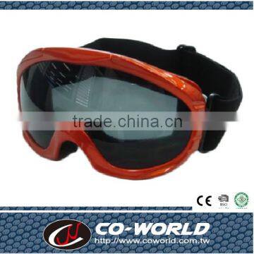 Red ski goggles, a popular children's ski goggles, made in Taiwan