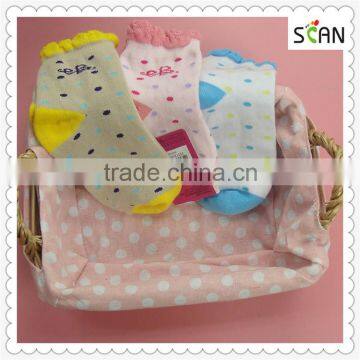 Factory Wholesale High Quality Baby girl colored dotted cotton tow socks,,ruffle top girls socks