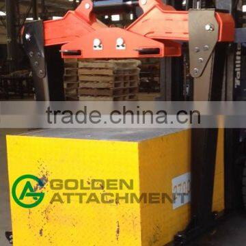 Slip on forklift attachment brick block clamp