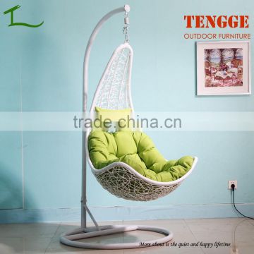 TG15-0139 Half moon shape white rattan indoor swing chair