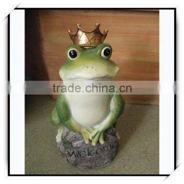 Desk top outdoor garden animal decoration green frog on a rock with a gold crown