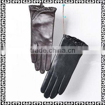 Wholesale women leather gloves/ women elegance cheap winter gloves/ woman putting on leather gloves