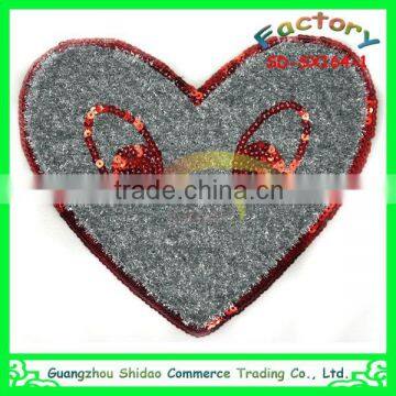 Custom heart shape design embroidery patch embroidery badge