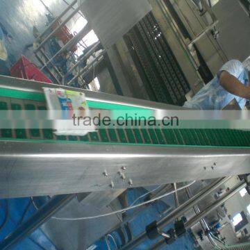 High friction slat chain conveyor line with anti-slip rubber for uplifting material handling