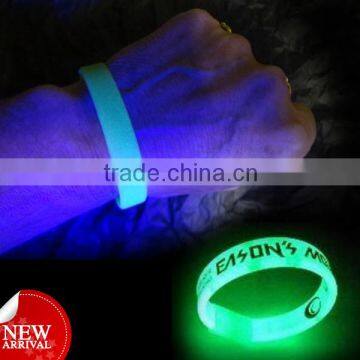 Wholesale promotion dark cheap silicone reflective wristband