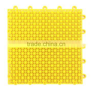 Suspended interlocking plastic outdoor mat