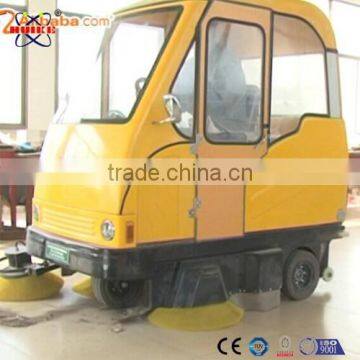 Fully closed electric tow road sweeper for universal cleaning