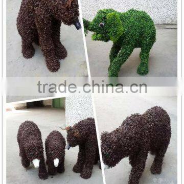 Lifelike artificial green sculpture simulation animal