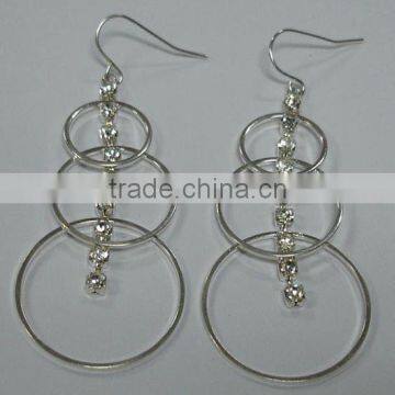 Fashion earring with three rings and a strip with stones