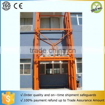 Hydraulic freight cage lift