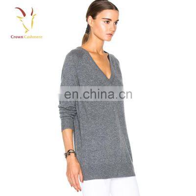 Базовые модели вязаной свитшота на всю рукавницу для женщин с V-образным вырезом photo-3