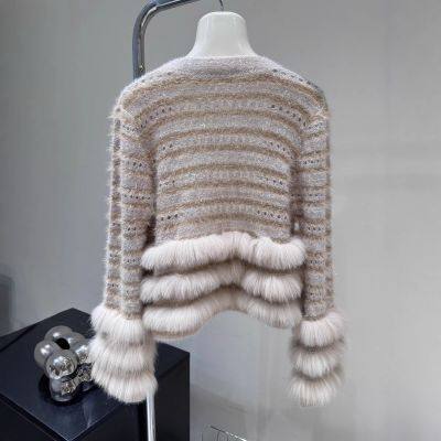 Diariamente, una lujosa y verdadera piel de zorra ligera, un chaleco de punto de barra pequeña con cuello en V de seda brillante de gran industria, una chica delicada y elegante photo-2