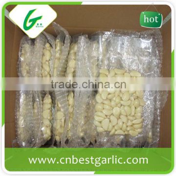 Vacuum packed fresh peeled garlic cloves