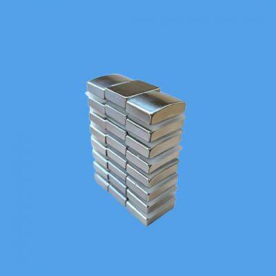 Синтерованные дугообразные магнитные плитки в форме хлеба высокой прочности для бесщеточных двигателей, намагниченные парами