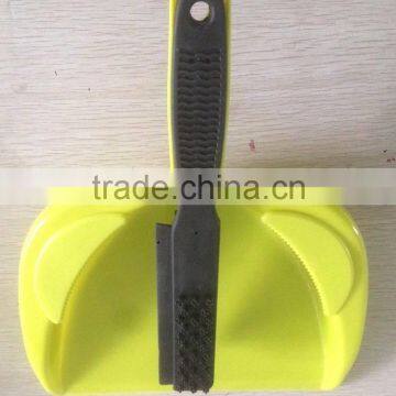 PLASTIC DUSTPAN WITH RUBBER PET BRUSH SET