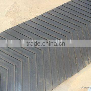 oil resistant patterned chevron conveyor belt