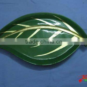 Leaf-shaped lacquer plate