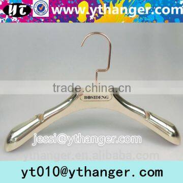 YY0481 wholesale cheap gold plastic clothes hanger with notched print logo plastic hanger                        
                                                                                Supplier's Choice