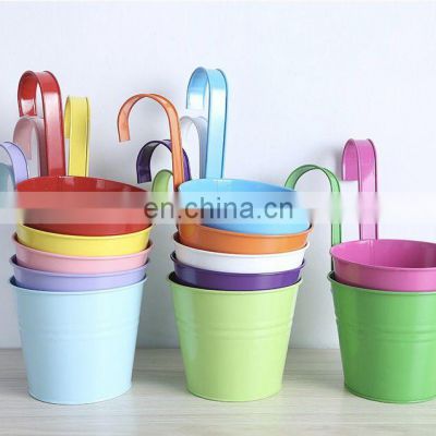 Wholesale Home Decorative Outdoor Garden Metal Plastic Planter Hanging Flower Pots with detachable hook