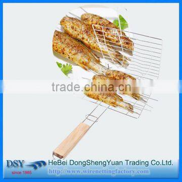 Hot Sale Big Single Fish Shape Barbecue mesh wood handle non-stick iron wire netting BBQ grill mesh