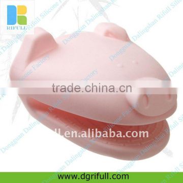 pink pig silicone pinch grips