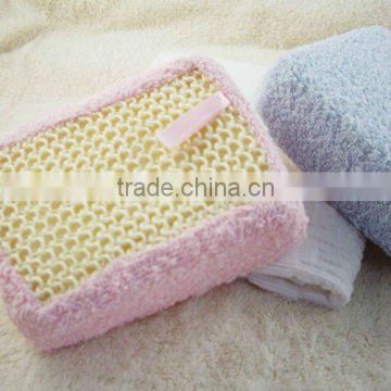 Massaging sisal bath sponge