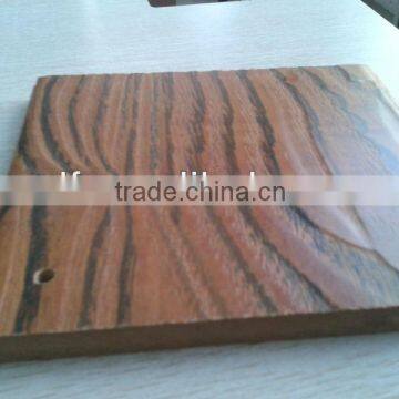 Light synchronized grain surface laminated floor