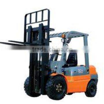 CPCD25HF into containers forklift truck