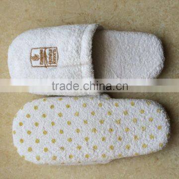 2015 Stylish Emboridery Indoor Slipper with Low Price and High Quality