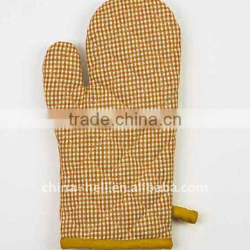 Yellow checked oven mitt