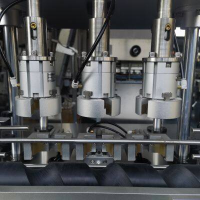 Автоматическая многошпиндельная машина для закручивания крышек BPX-200 с приводом от сервомотора и регулируемой системой клешней