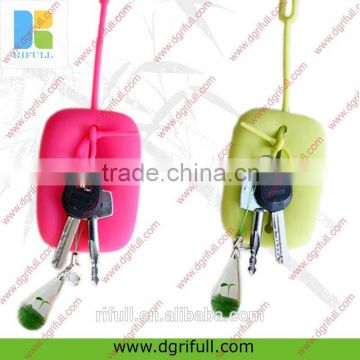 boy and girl kissing magnetic couple key chain hot sell in china