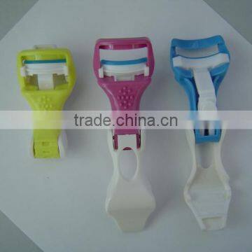 plastic eyelash curler