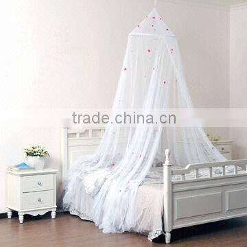 Circular mosquito net with red flowers