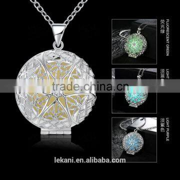 China supplier of Gemstone necklace glowing in the dark with green crystal