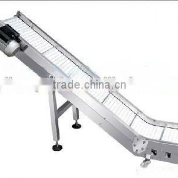 Finished products conveyor for packaging machine