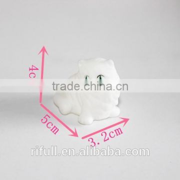 Custom 100% food grade silicone rubber white cat bath toy with squeaker