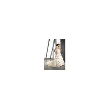 Scoop neckline appliqued bridal wedding gown