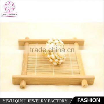 2015 Yiwu New Products Gold Plated Ring With Oval Imitation Pearl and Rhinestone photo-3