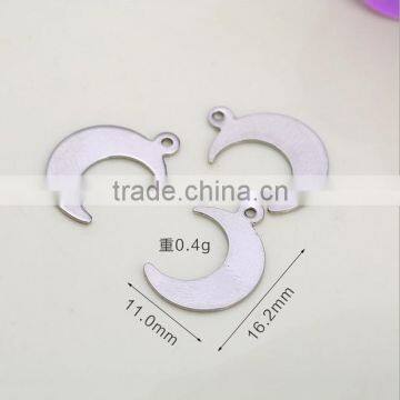 small crescent moon shape design steel charms cheap crescent stainless steel charm tags wholesale supplier