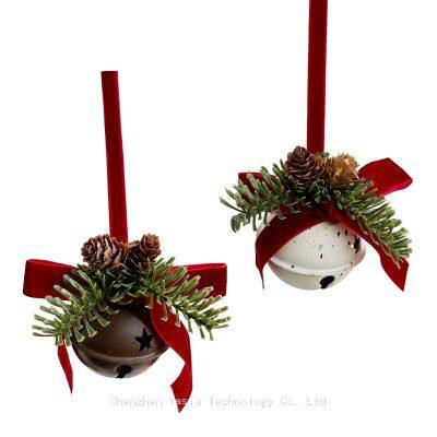 Kommerzielle Weihnachtsdekorationen: Glockenkranz, Tannenzapfenanh?nger und B?nder mit Schleifen zum Gro?handel