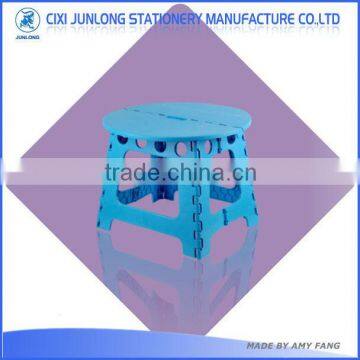 Plastic round folding table