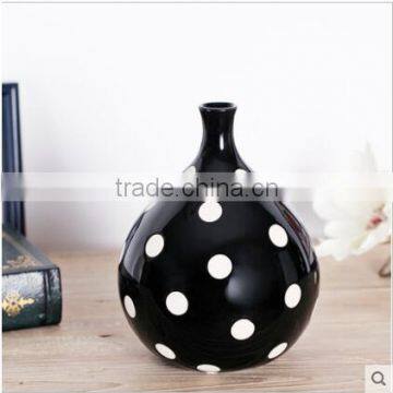 Factory Cheap Black and White Ceramic Small Modern Vase for Home Decor photo-4